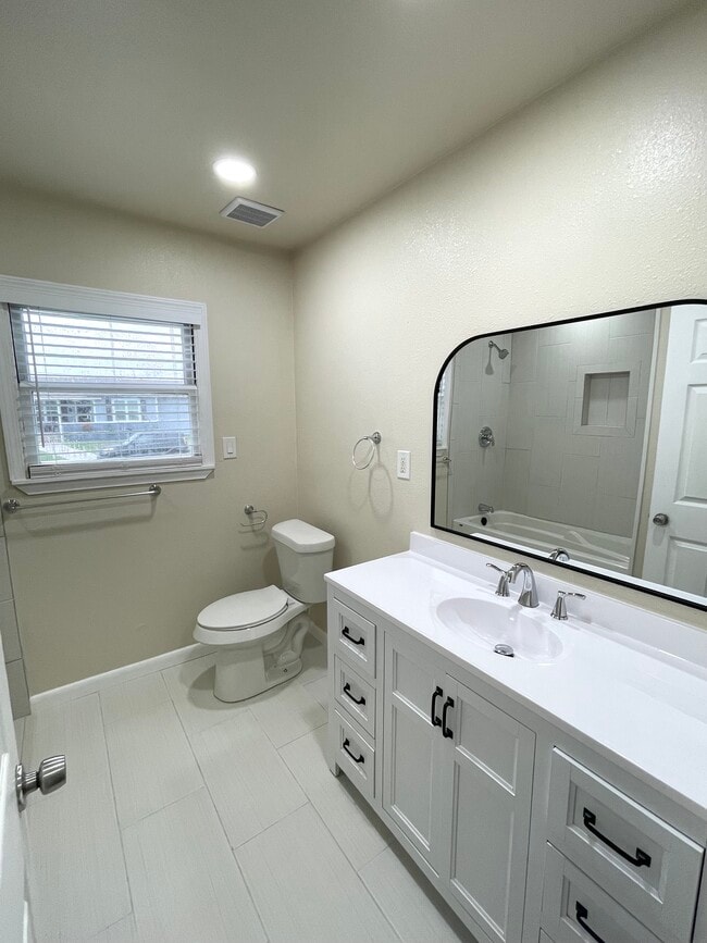 Building Photo - 5905 Hugo Dr