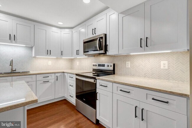 Building Photo - 6805 Reynard Dr