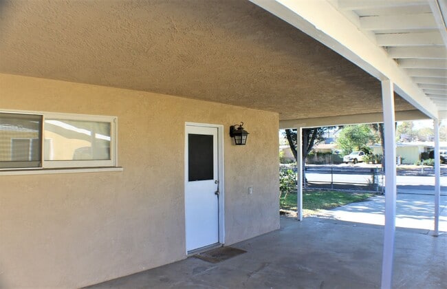 Building Photo - Charming Riverside Home on Hillside Avenue!