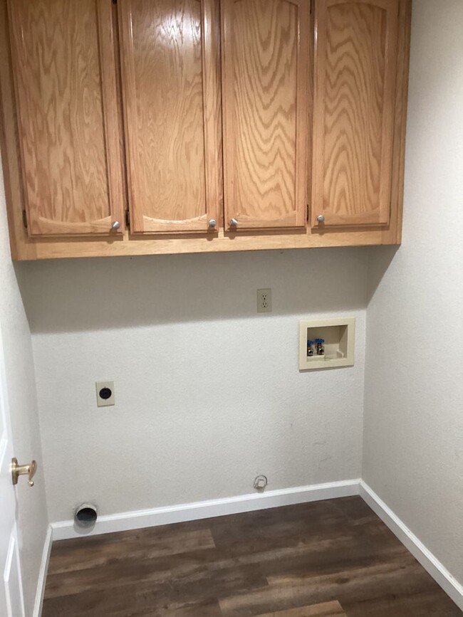 Building Photo - 3 Bedroom Home in Elk Grove