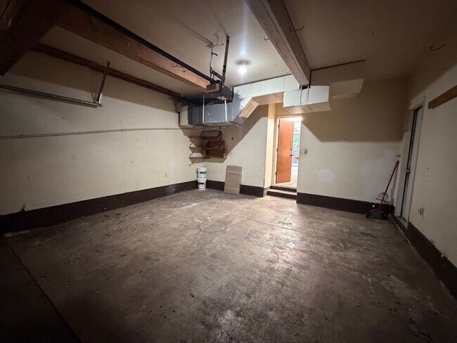 Building Photo - 802 Leonard St