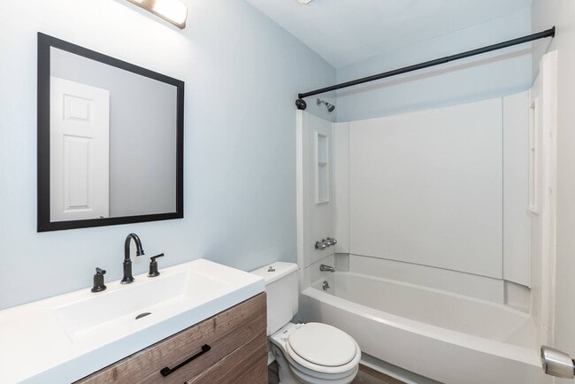 Building Photo - 3 Bedroom Townhouse Near Downtown Durham