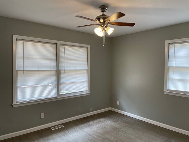 Building Photo - NEWLY RENOVATED 2 BED, 2 BATH HOME!