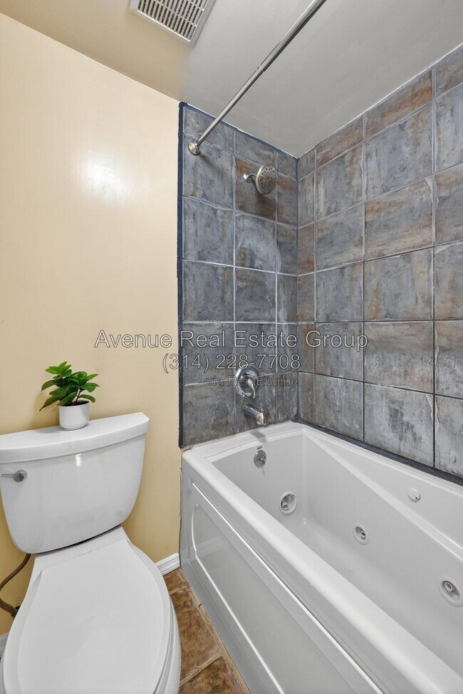 Building Photo - 5559 Pershing Ave