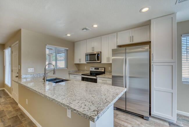 Primary Photo - 520 W Tonopah Dr