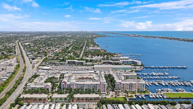 Building Photo - 806 E Windward Way