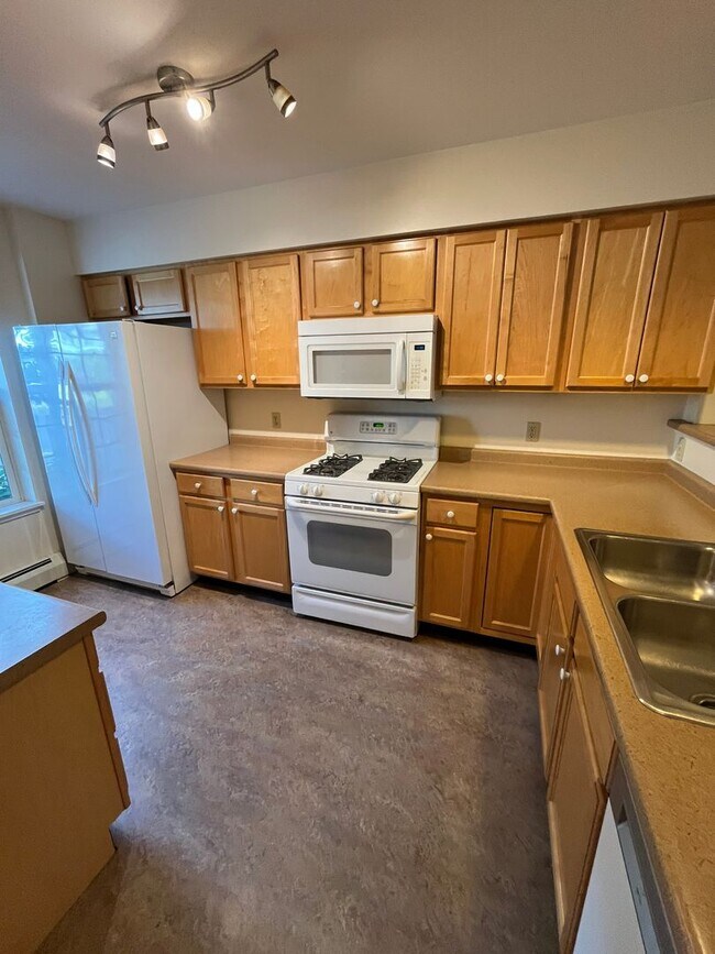 Building Photo - Spacious  South Burlington Townhouse for Rent - Available 7/1