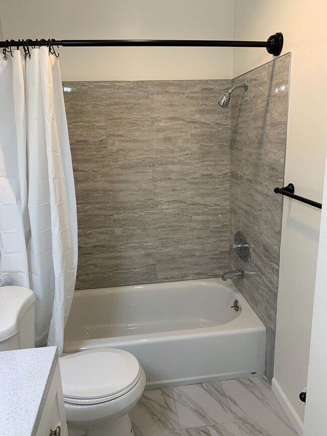 Building Photo - 1 Month Free! Modern 1-Bedroom Apartment i...