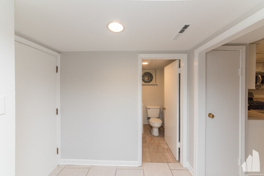 Building Photo - 1944 N Bissell St