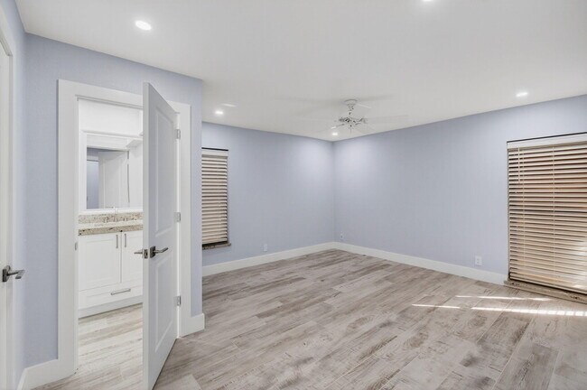 Building Photo - 3939 NE 5th Ave