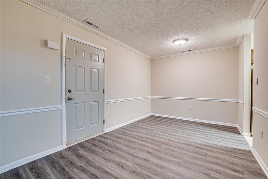 Building Photo - 211 Ravens Crest Dr