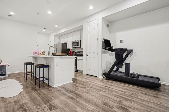 Building Photo - Available April 2026! 2 bed 2.5 bath townhouse!