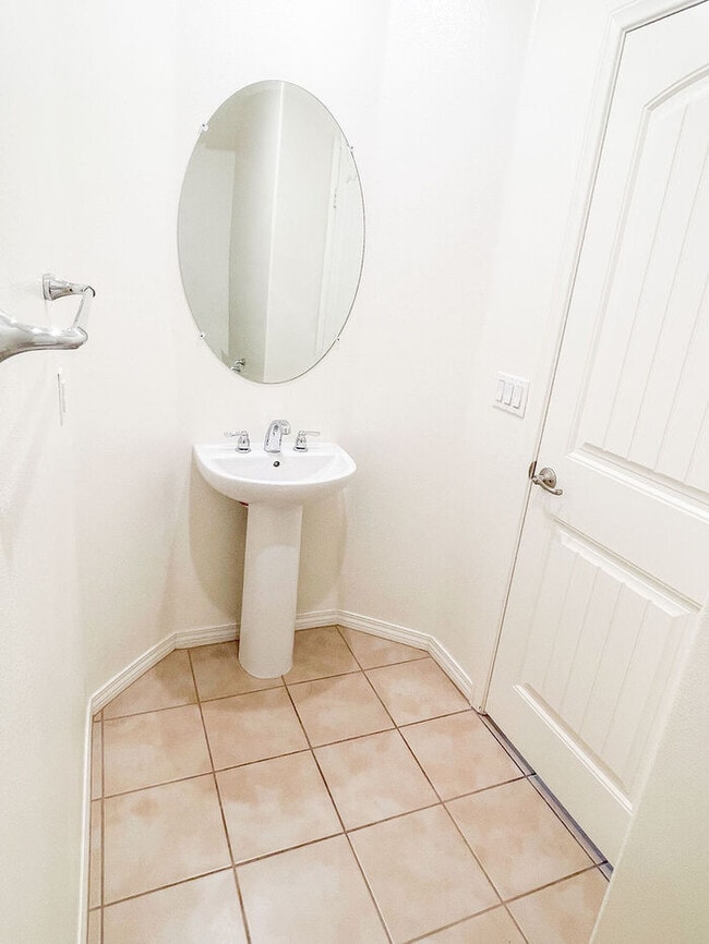 Building Photo - Beautiful 2 Story 4 Bedroom Home in Great ...