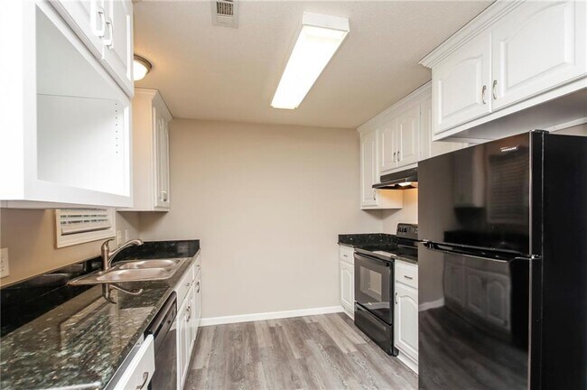 Building Photo - 3300 Westview Cove