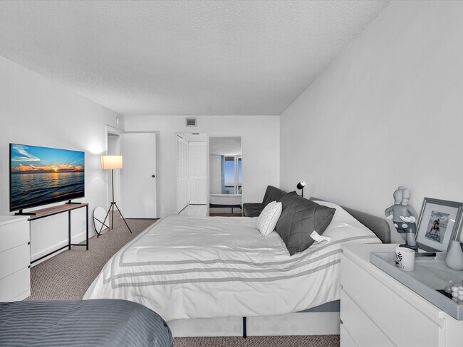 Building Photo - 100 Bayview Dr