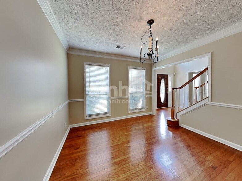 Building Photo - 1200 Evergreen Oak Way