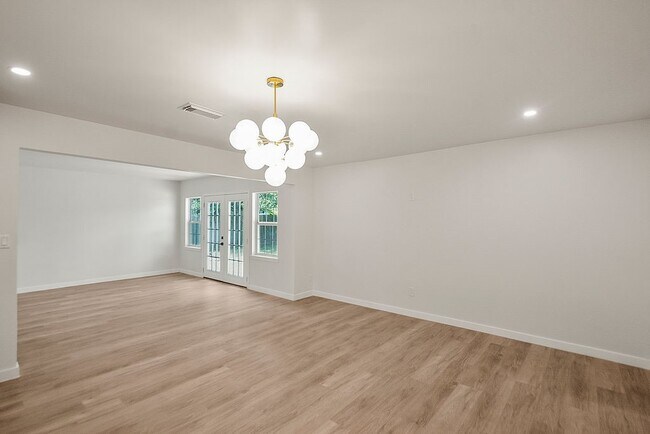 Building Photo - 5514 Chantilly Ln