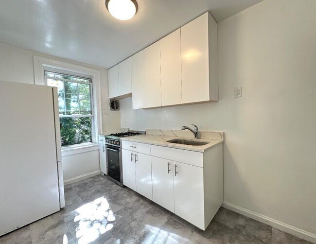 Building Photo - 2 bedroom in SUNNYSIDE NY 11104