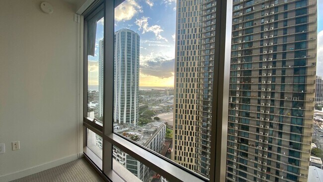 Building Photo - Available NOW - AE'O 1 BED 1 BATH w/ 1 COV...
