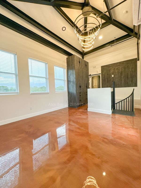 Building Photo - 630 Montana St