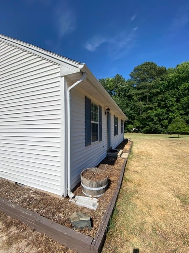 Building Photo - Rural & Adorable Rancher for Rent on large lot!