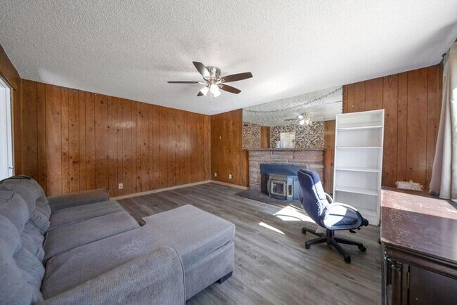 Building Photo - Remodeled Bungalow Style Home w/ Basement