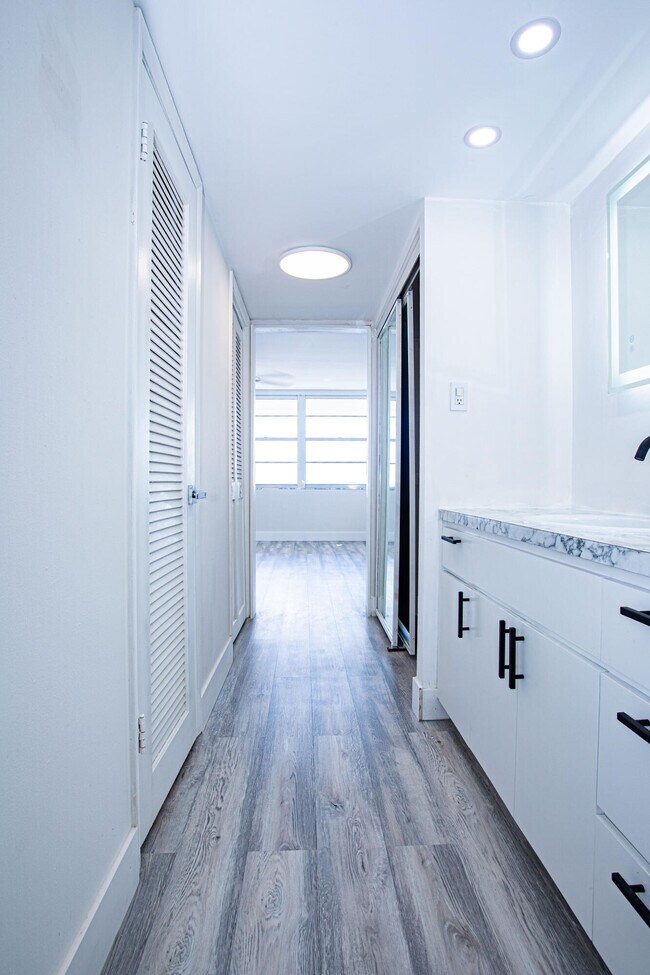 Building Photo - 18021 Biscayne Blvd