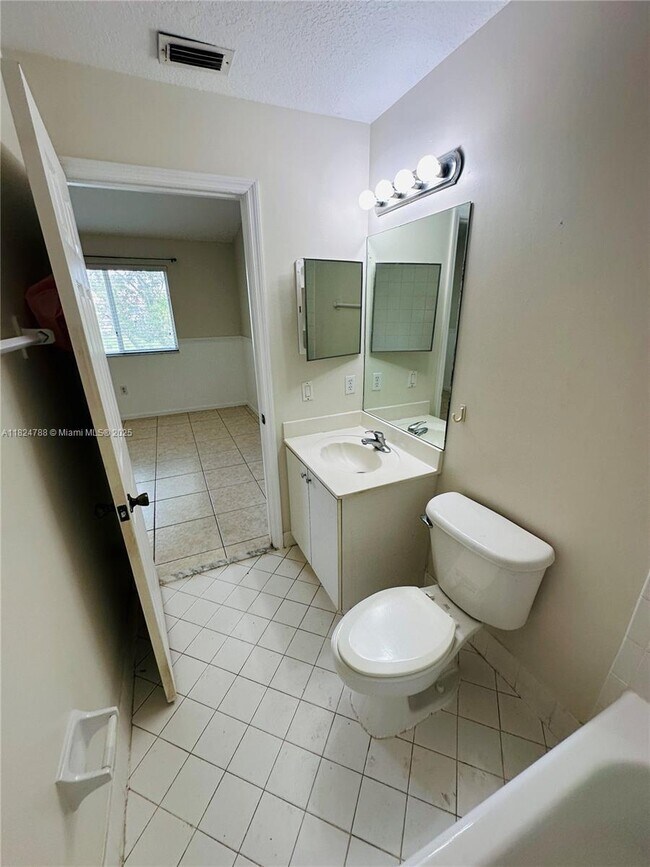 Building Photo - 1251 SE 28th Ct