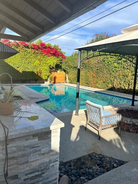 Outdoor space - 6500 Whitaker Ave