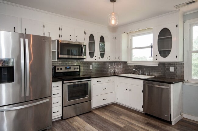 Building Photo - Huge 4 Bedroom 2 Bath Sylvan Park Classic! AVAILABLE NOW. Perfect for Roommates or a Home Office....