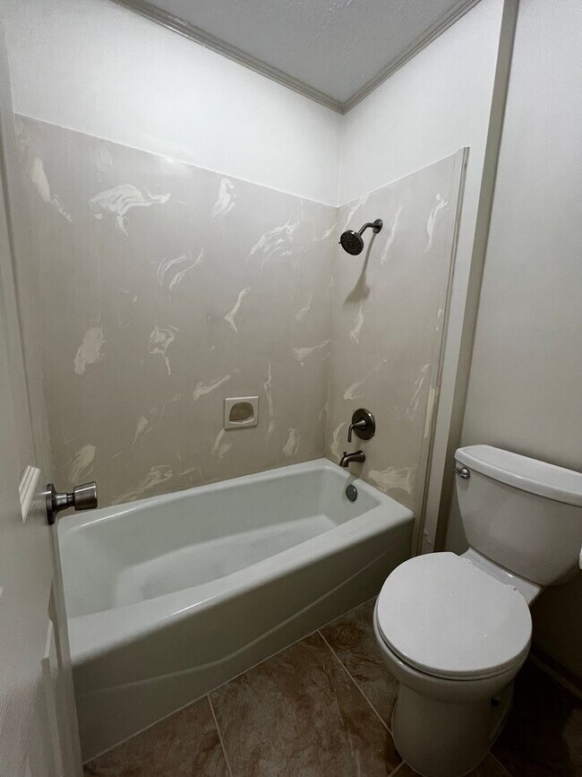 Building Photo - 4 Bedroom, 2 Bathroom, large yard, 2 car c...