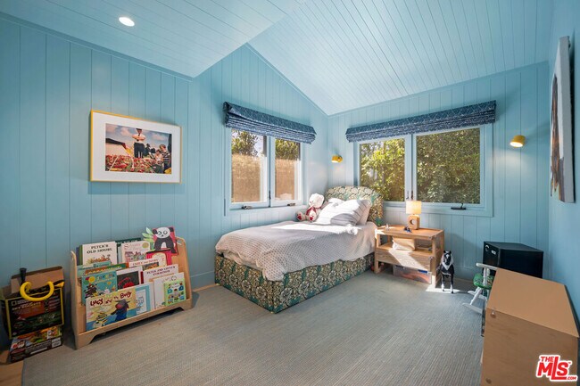 Building Photo - 7038 Dume Dr