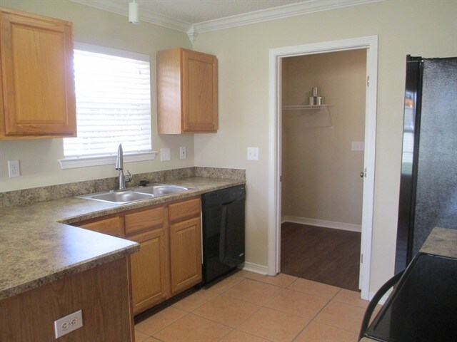 Building Photo - 3156 Peppertree Dr