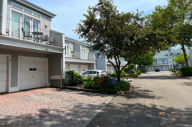 Building Photo - 145 Breakers Ln