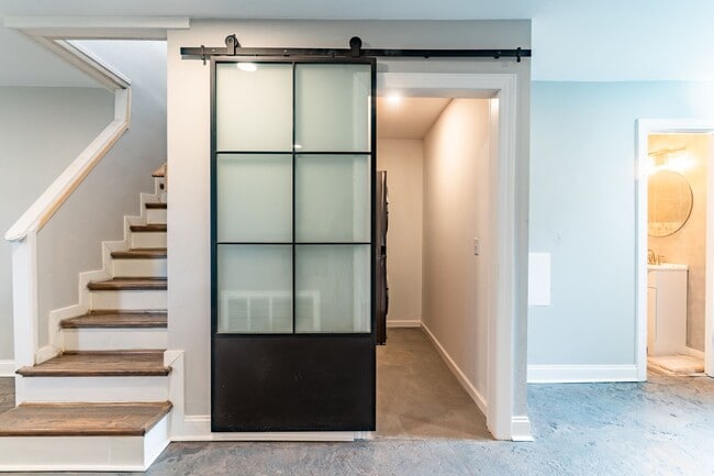 Building Photo - Renovated 3 bed/2 bath just minutes from Downtown!!