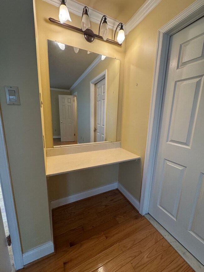 Building Photo - 102 Ravenwood Pl