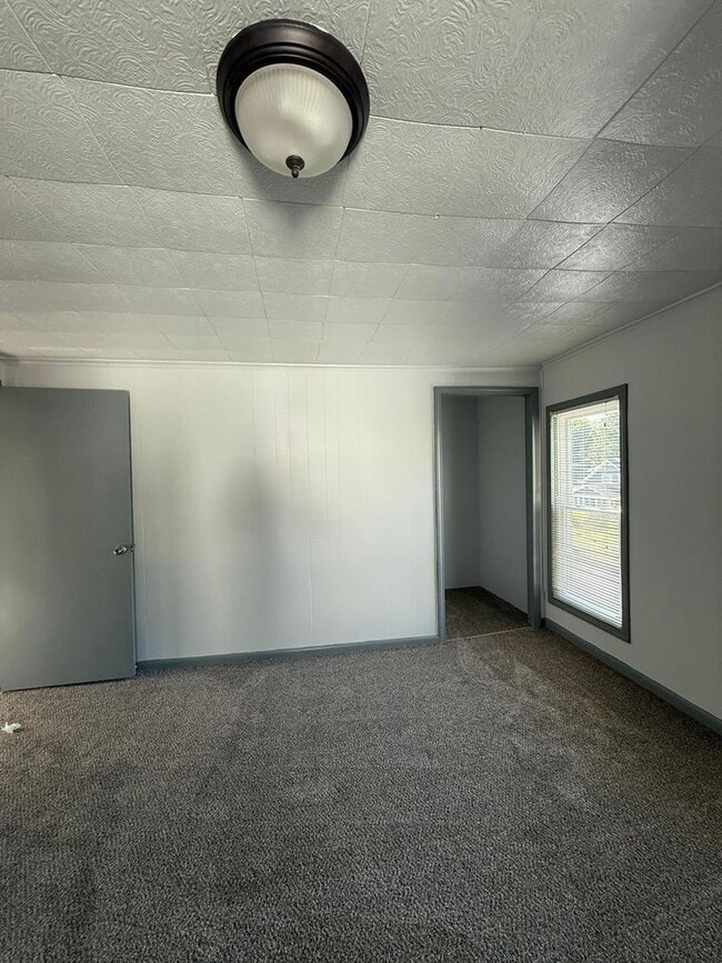 Building Photo - Nicely updated and spacious 3 bedroom hous...