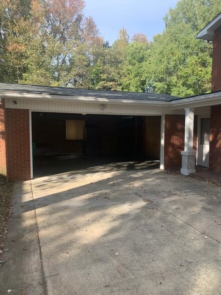 garage - 7631 Glencannon Dr