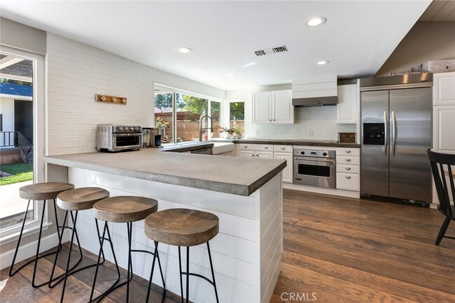 Building Photo - 10122 Viking Ave