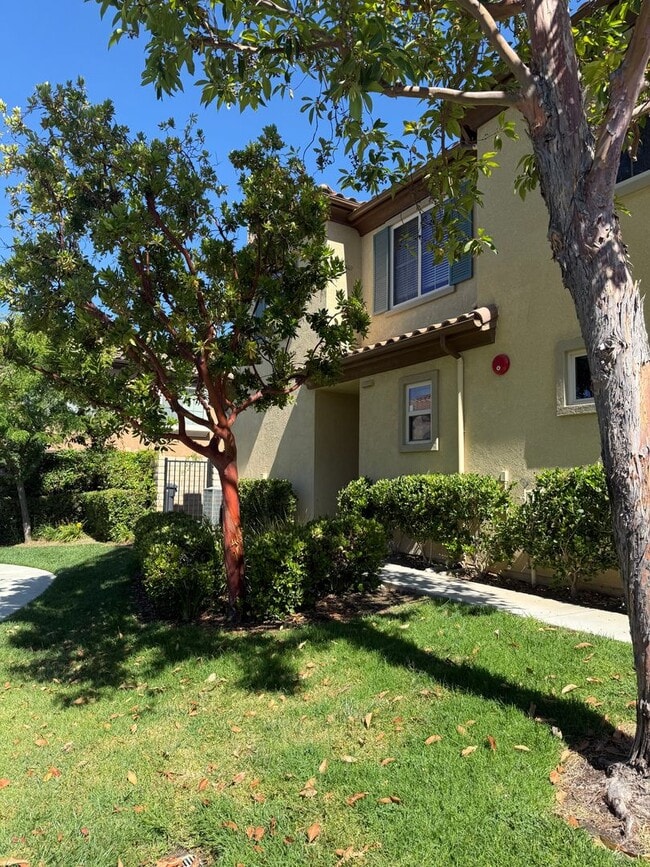 Building Photo - 3 bed, 2 1/2 bath townhome in Moorpark