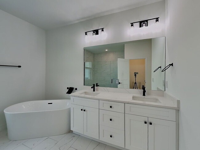 Building Photo - 377 Biltmore St