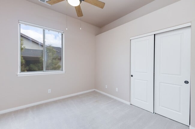 Building Photo - 4 Bedroom, 2 Bathroom Home in Timber Ridge