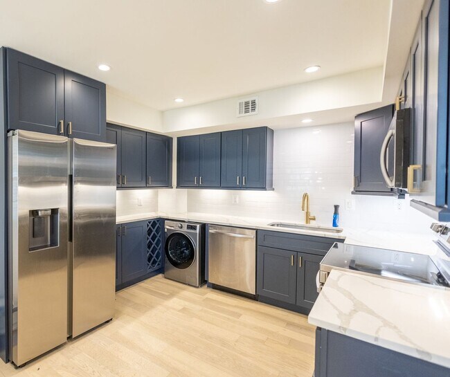 Building Photo - Lovely 2 BR/1 BA 2-Level Condo in Fairlawn!