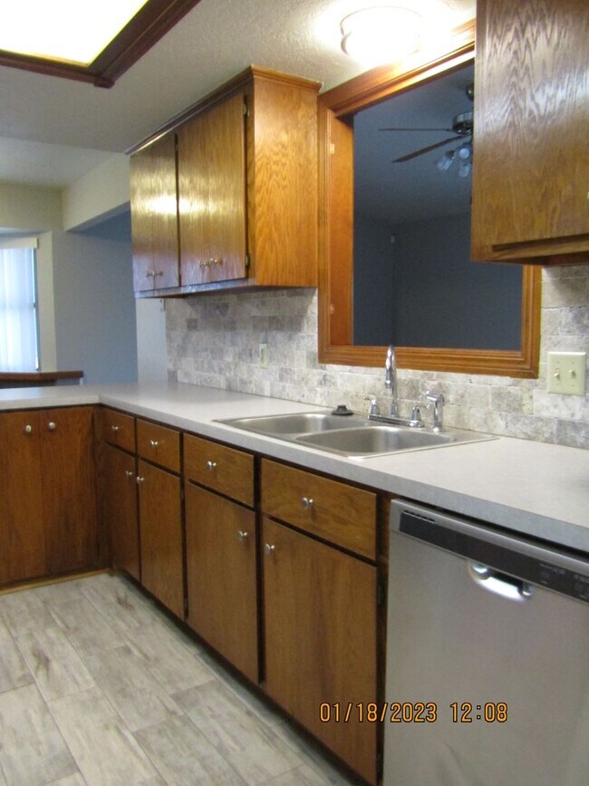 Building Photo - Great Home Located on the Eastside/Sungate...