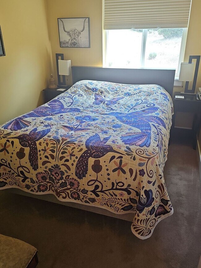 Building Photo - Fully Furnished Home with Stunning Cascade Mountain Views – Flexible Lease Options