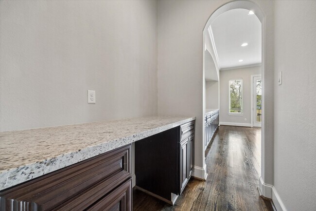 Building Photo - 1105 E 27th St