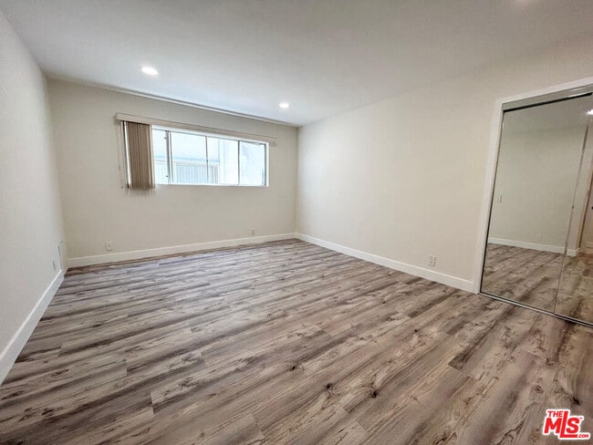 Building Photo - 439 S Oakhurst Dr