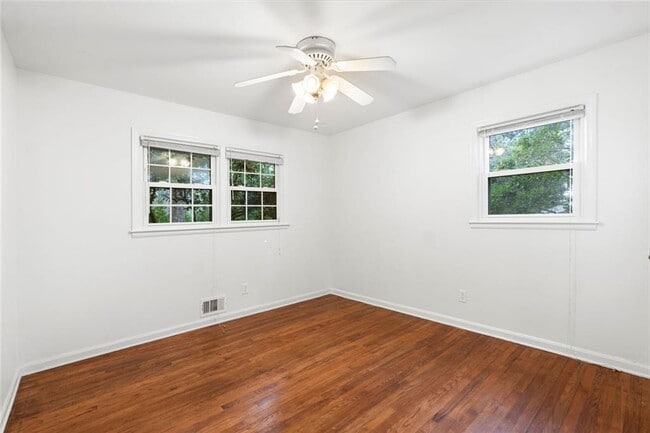 Building Photo - 2630 Warwick Cir NE