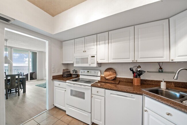 Building Photo - 3230 S Ocean Blvd