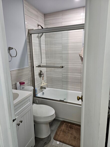 Building Photo - 898 Bowling Green Dr